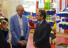 Peter Persoon together with the minister, Andres Valencia.